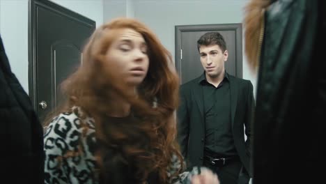 personas que interactúan en un pasillo