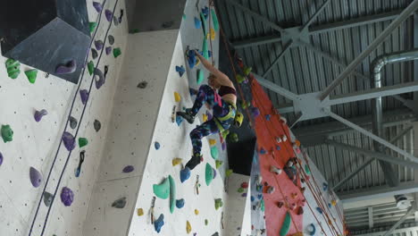 Mujer-En-Un-Centro-De-Muro-De-Escalada