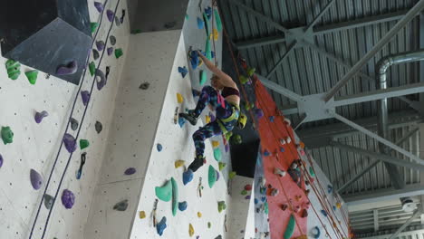 mujer en un centro de pared de escalada