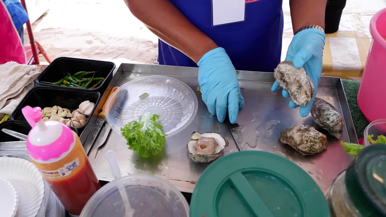 시연 테이블에서 오스트리를 는 사람.