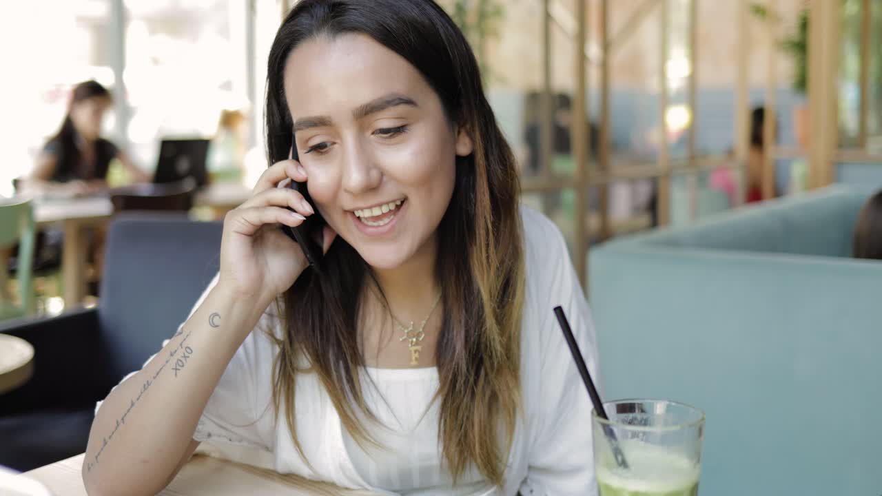 mujer joven usando teléfono móvil