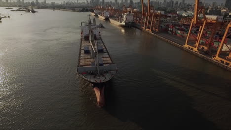 concepto logístico vista aérea del astillero comercial de transporte marítimo con buques de carga, contenedores a la espera de ser cargados y descargados de contenedores de carga