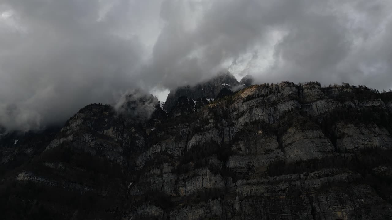 volando cerca de las montañas rocosas en el lago walensee unterterzen en suiza