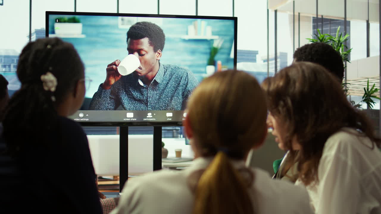 총 매니저가 원격 비디오 통화 연결을 통해 직원들을 확인하고 있습니다.