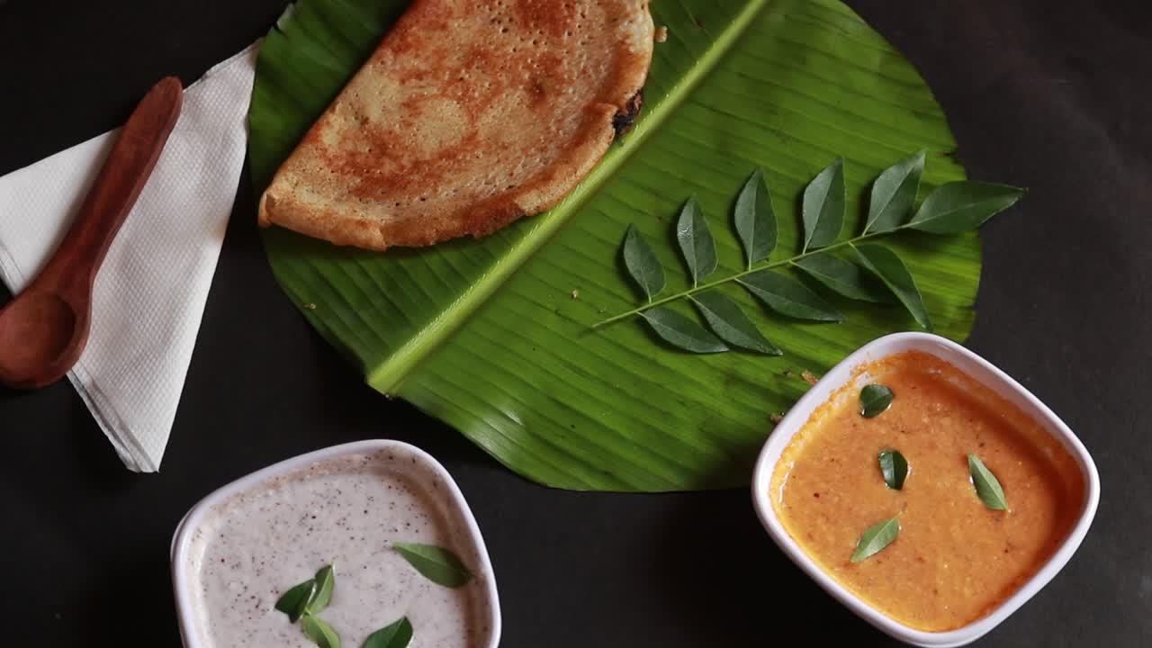 masala dosa es una comida del sur de la india servida con sambhar y chutney de coco