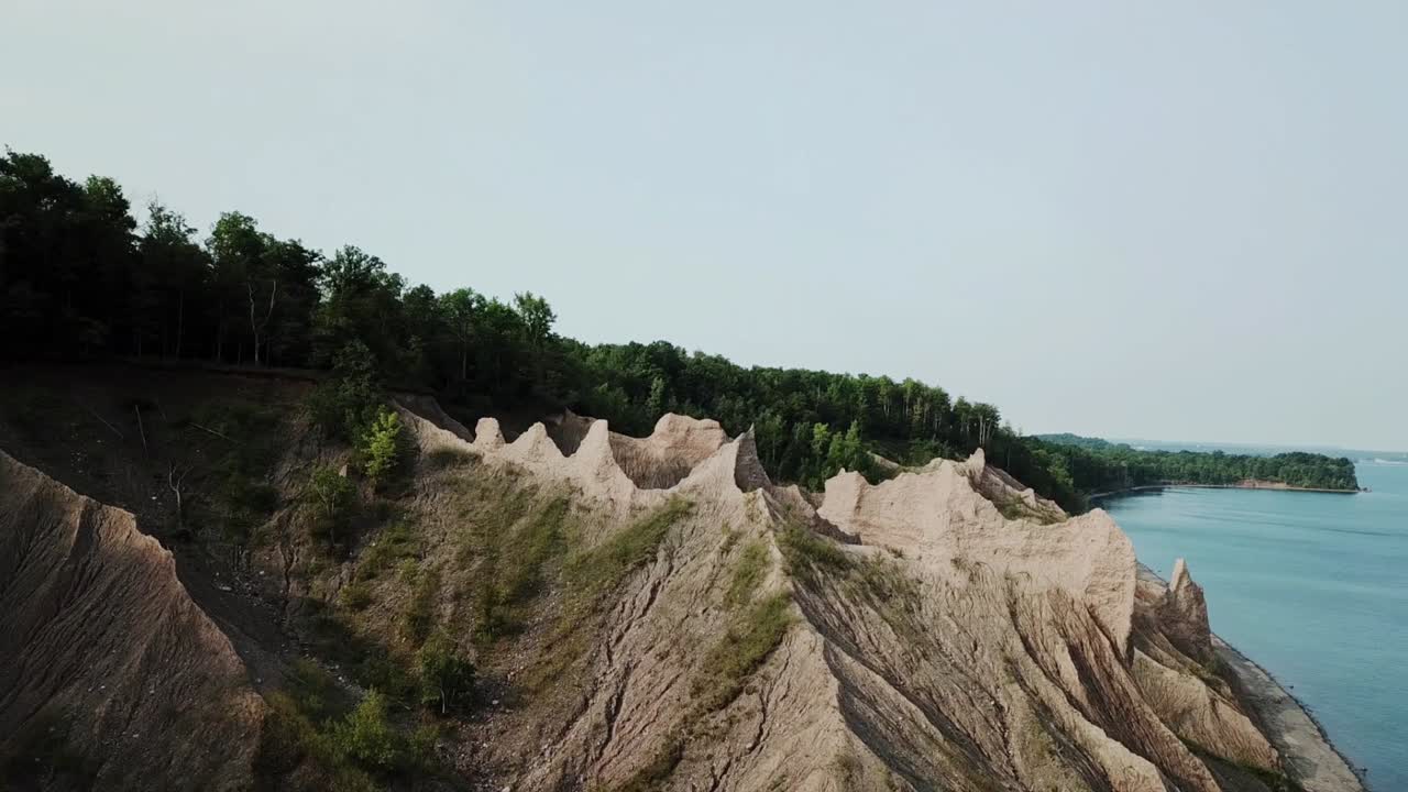 воздушный вид на песчаные скалы на озере