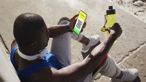 hombre en la calle sosteniendo un teléfono inteligente con certificado de vacunación contra la covid y código qr en la pantalla