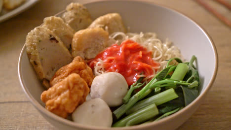 Fideos-De-Huevo-Con-Bolas-De-Pescado-Y-Bolas-De-Gambas-En-Salsa-Rosa,-Yen-Ta-Four-O-Yen-Ta-Fo---Comida-Asiática