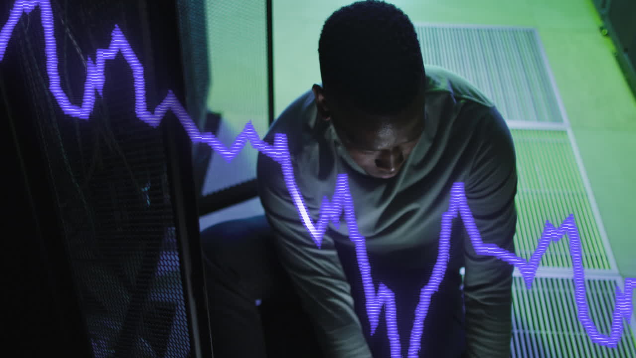 animación del procesamiento de datos sobre ingeniero informático afroamericano y servidores informáticos