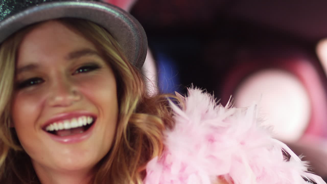 felices amigos enmascarados bailando en el club nocturno