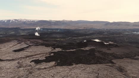 respiraderos humeantes en el desolado paisaje rocoso volcánico con humos sulfúricos