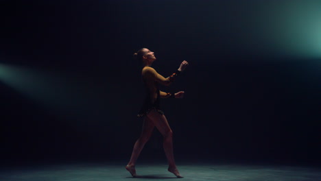 Mujer-Atlética-Lanzando-Hula-hoop.-Elegante-Equipo-Deportivo-De-Entrenamiento-De-Gimnasta.