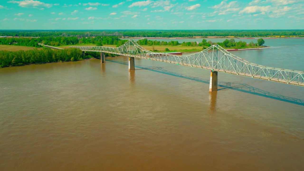 Strada panoramica del fiume Ohio vicino a Cairo, Illinois, con ponti storici e un paesaggio fluviale verde che invita a viaggi on the road attraverso il Midwest americano in estate