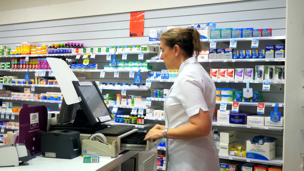 farmacéutico en una caja registradora