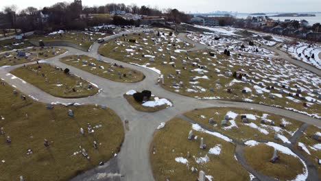 vista aérea de un cementerio durante el invierno tardío con poca nieve a la izquierda