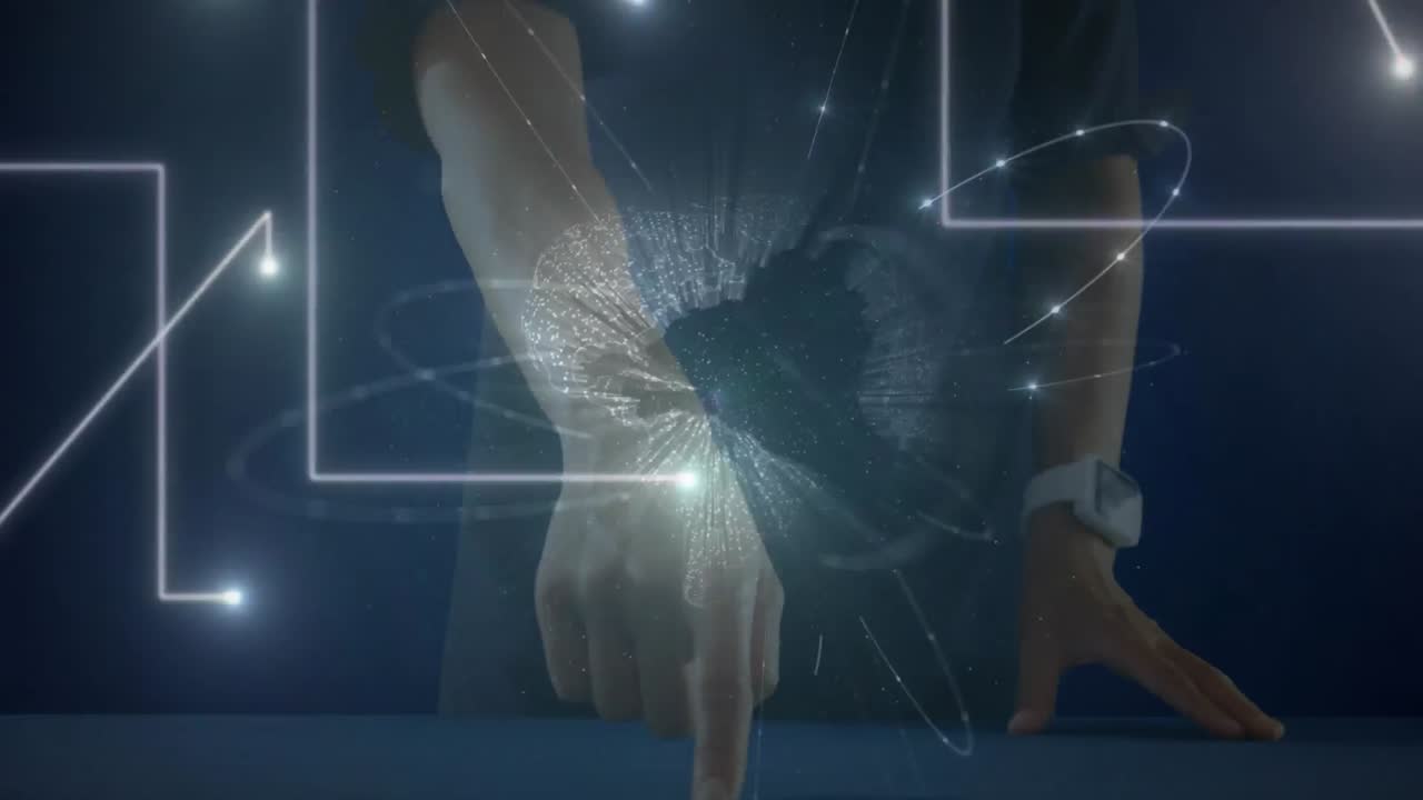 animación de la red de iconos de personas y el globo girando sobre una mujer de negocios usando una pantalla virtual