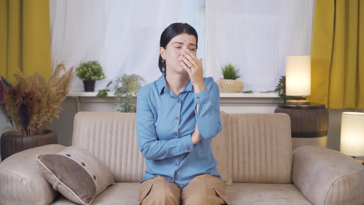 una joven preocupada y nerviosa.