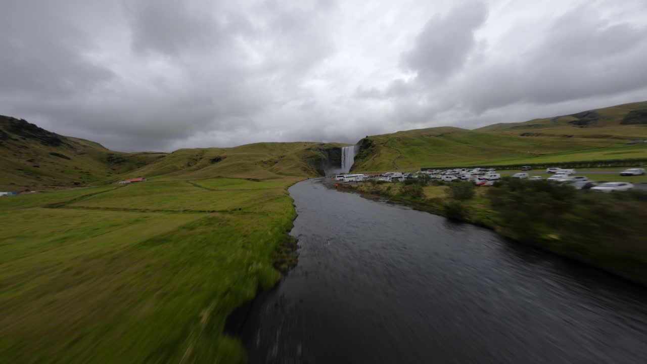 cascada de skogafoss y río skoga en islandia, vuelo aéreo de drones fpv