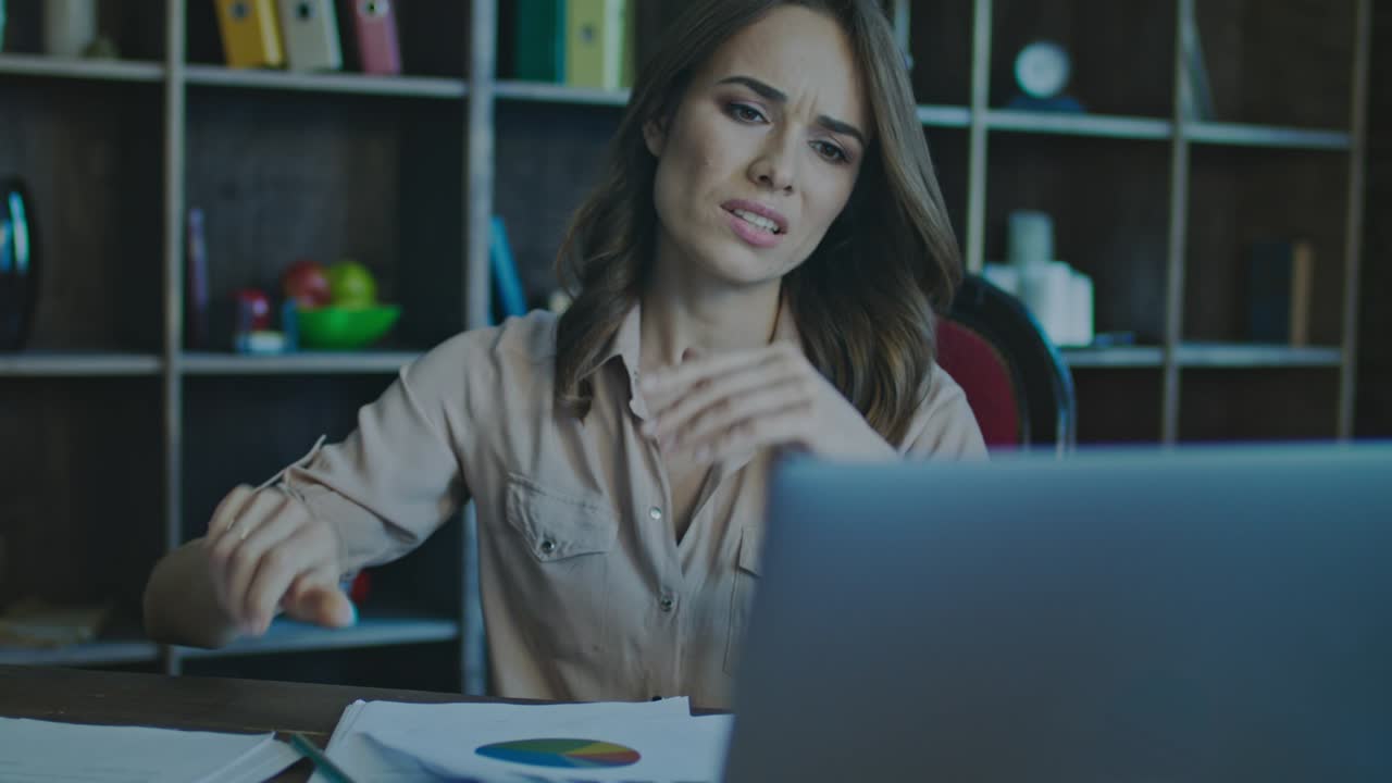 бизнес-анализ рынка. серьезная бизнес-женщина анализирует финансовый отчет