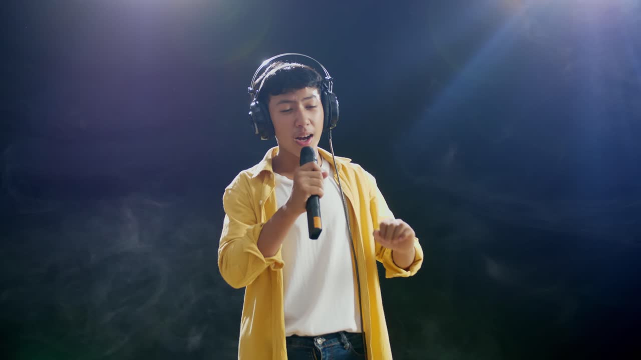 마이크로 노래 하는 어린 소년