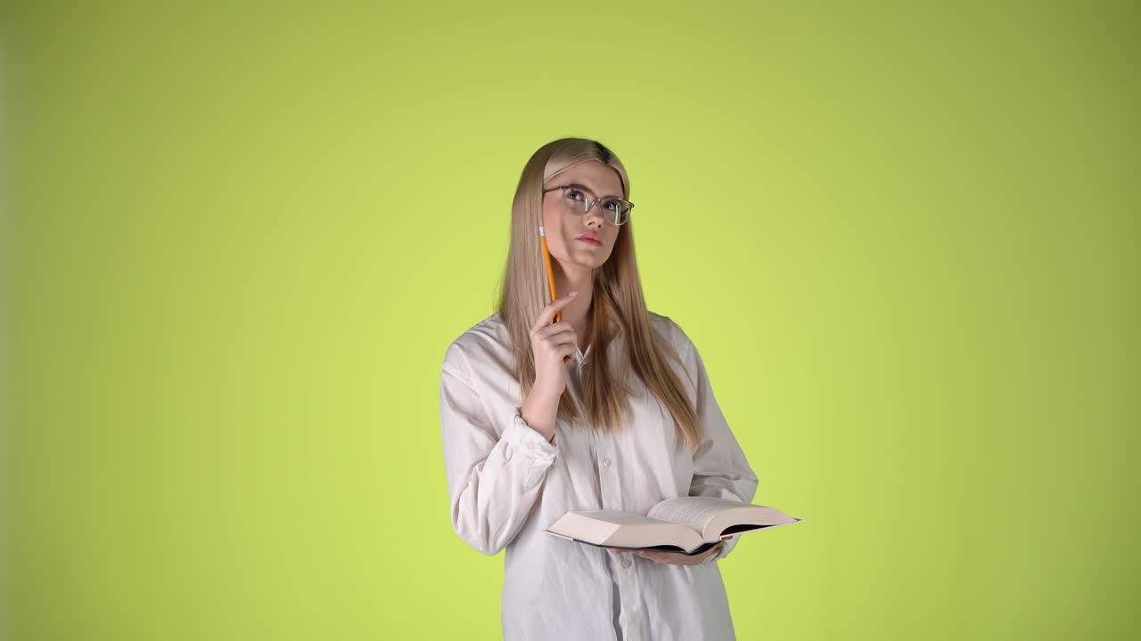 retrato de una joven rubia pensando, insegura e incierta sobre la respuesta, toma de estudio con fondo verde