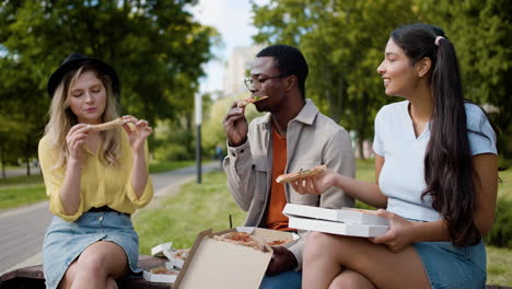 Junge-Freunde,-Die-Eine-Gute-Zeit-Zusammen-Haben