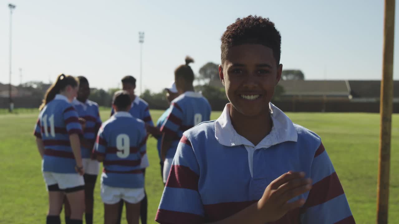 retrato de una joven adulta jugadora de rugby en un campo de rugby