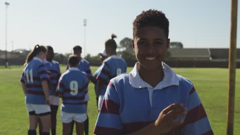 Porträt-Einer-Jungen-Erwachsenen-Rugbyspielerin-Auf-Einem-Rugbyfeld