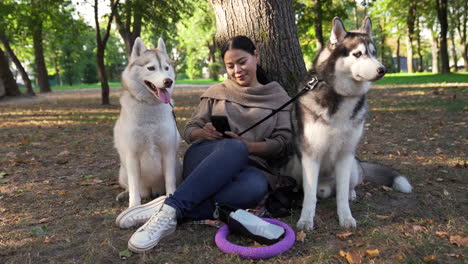 la dueña de la mascota con sus perros