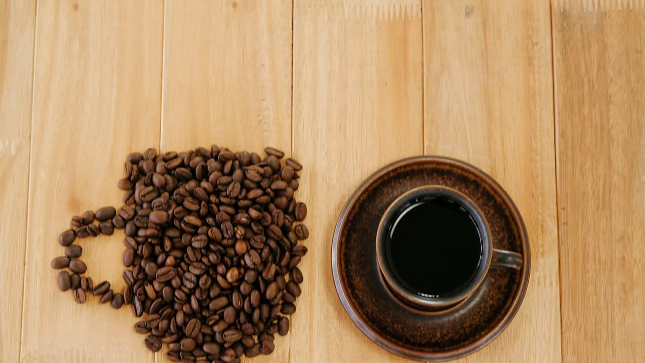 café negro con granos de café en forma de taza