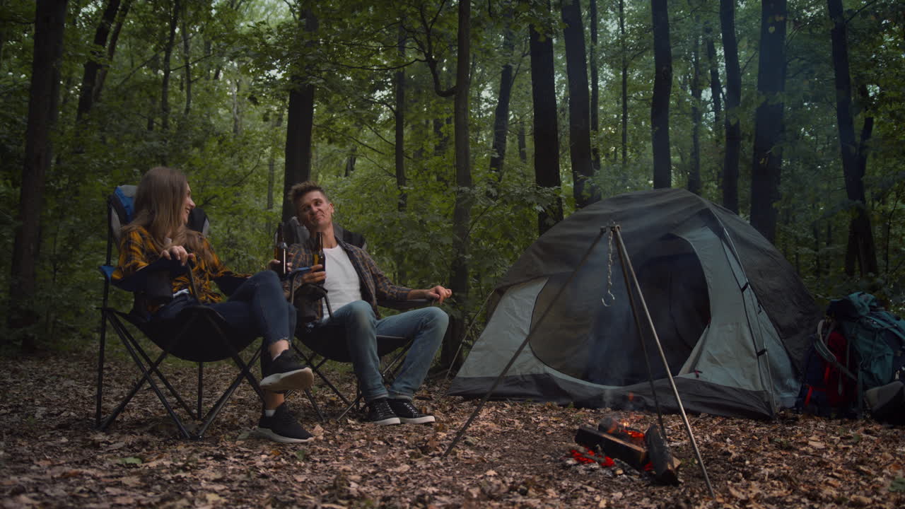 숲 에서 캠핑 하는 부부