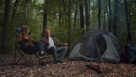 um casal a acampar na floresta.