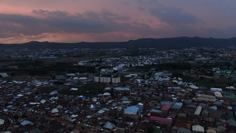 El-Desarrollo-Del-Distrito-Jahi-De-Abuja,-Nigeria-Al-Atardecer---Sobrevuelo-Aéreo