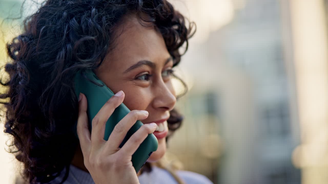 llamada telefónica, hola y sonrisa con la mujer en la ciudad