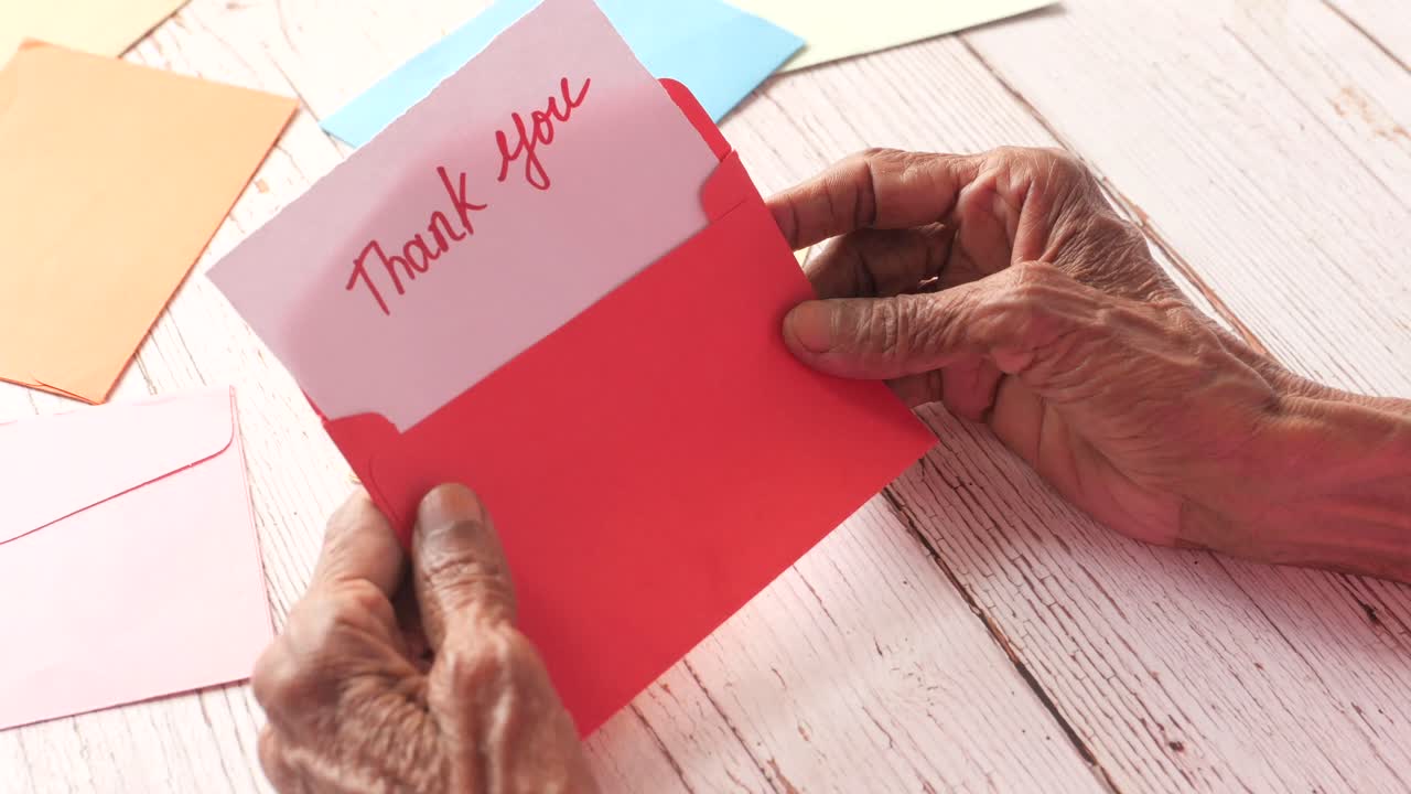 고다는 편지를 읽는 노인 여성