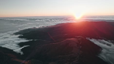 madera puesta de sol épica por encima de las nubes con vista panorámica, montañas, aérea, disparo de drones