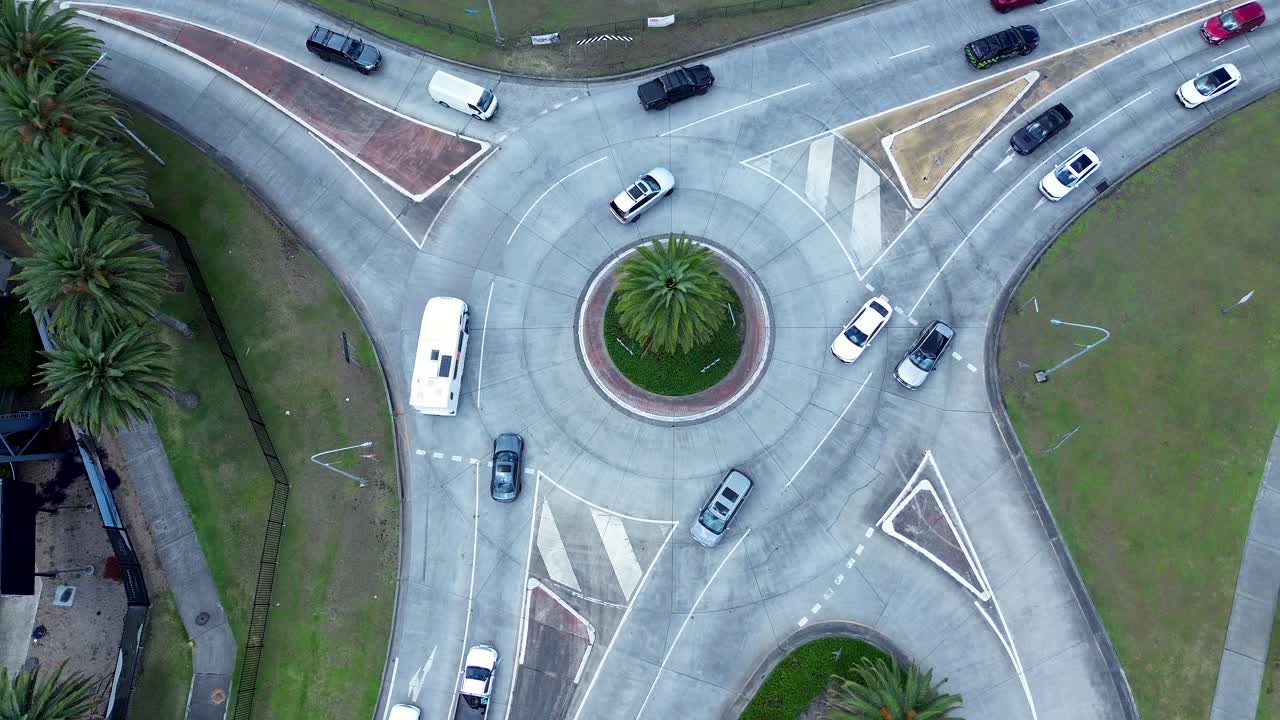 vista aérea de aviones no tripulados del tráfico de automóviles en la rotonda de la calle infraestructura de transporte de viajes de la ciudad de gosford frente al mar costa central de australia
