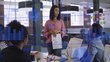 animación de múltiples gráficos y números cambiantes sobre diversos compañeros de trabajo discutiendo en la oficina
