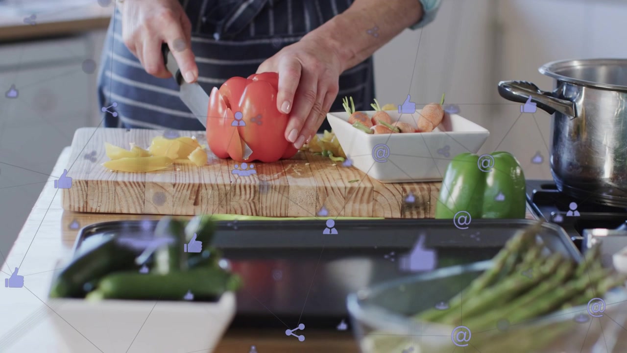 Cuoco che posiziona un peperone rosso, affettandolo con un coltello su un tagliere, preparando il cibo, con icone viola che si sovrappongono alle mani