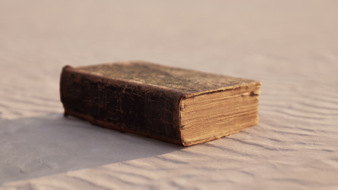 старая книга на песчаном пляже