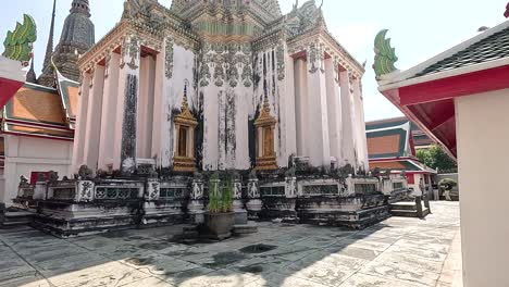 una vista serena de la arquitectura de wat pho