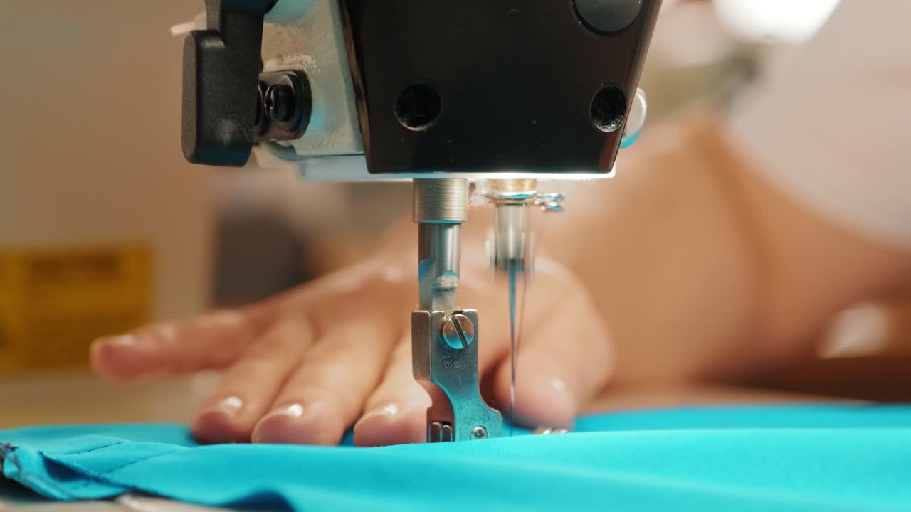 proceso de costura, la máquina de coser coser las manos de las mujeres máquina de costura