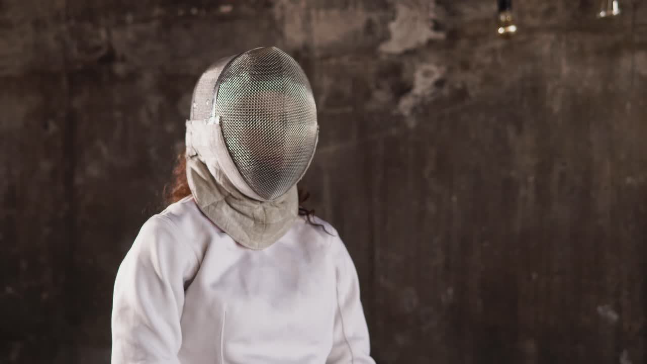 Esgrimista Feminina com Equipamento de Proteção