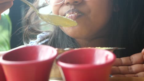 una chica comiendo.