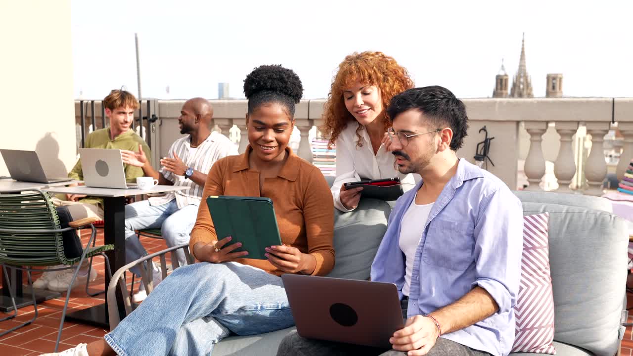 Gruppo eterogeneo di professionisti che collaborano su una terrazza panoramica