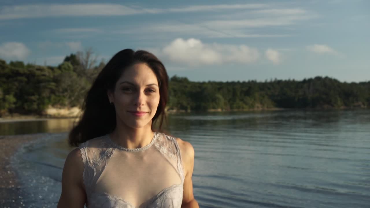 아침 해변에서 달리는 여자, 앞 얼굴은 짐벌 뷰를 닫고 슬로우 모션