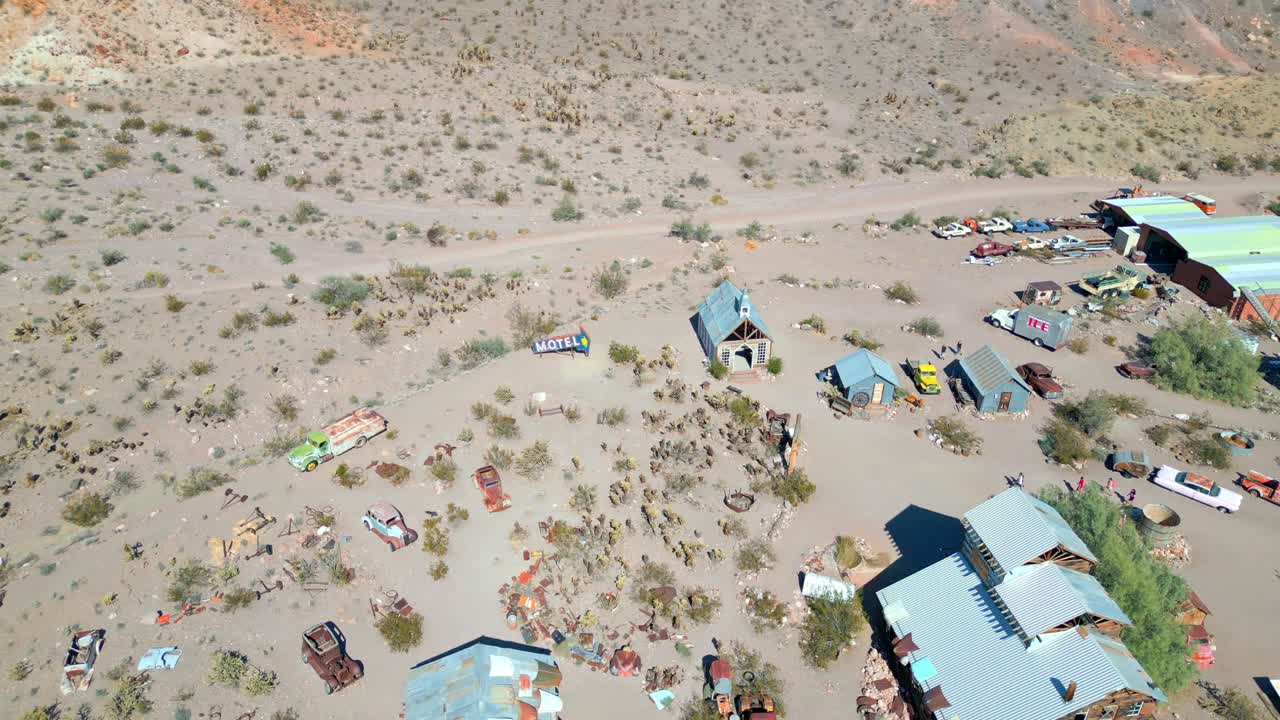 edificios abandonados y casas de la ciudad fantasma de nelson en nevada, ee.uu. - disparo de avión no tripulado