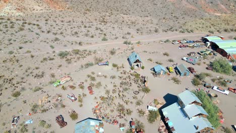 Edificios-Abandonados-Y-Casas-De-La-Ciudad-Fantasma-De-Nelson-En-Nevada,-EE.UU.---Disparo-De-Drones