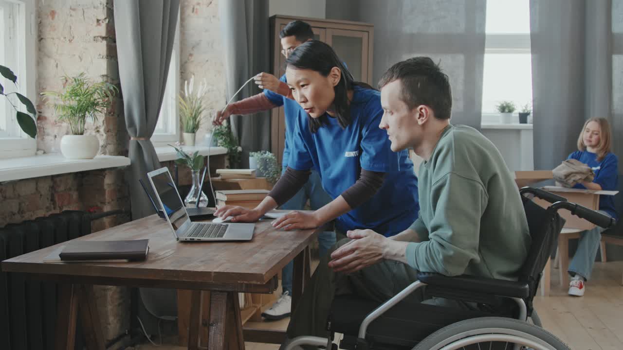 voluntario configurando un router wi-fi para un hombre discapacitado