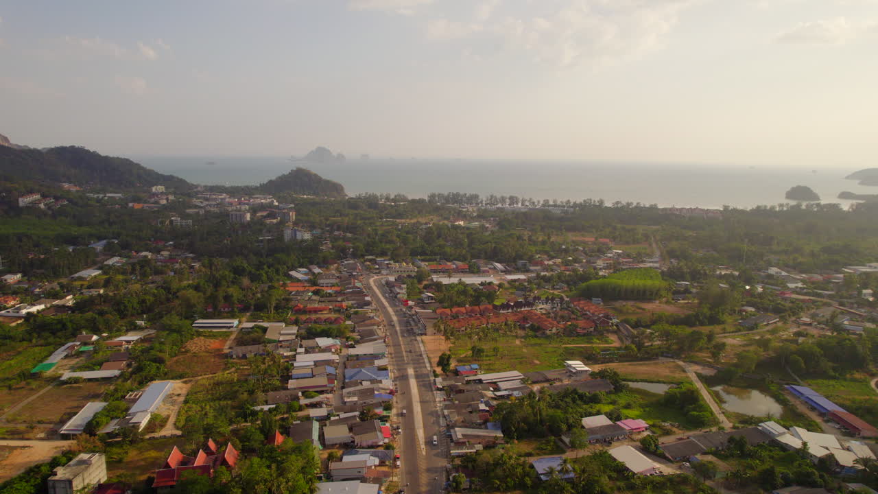 carretera costera a la ciudad de ao nang a la hora de la puesta del sol
